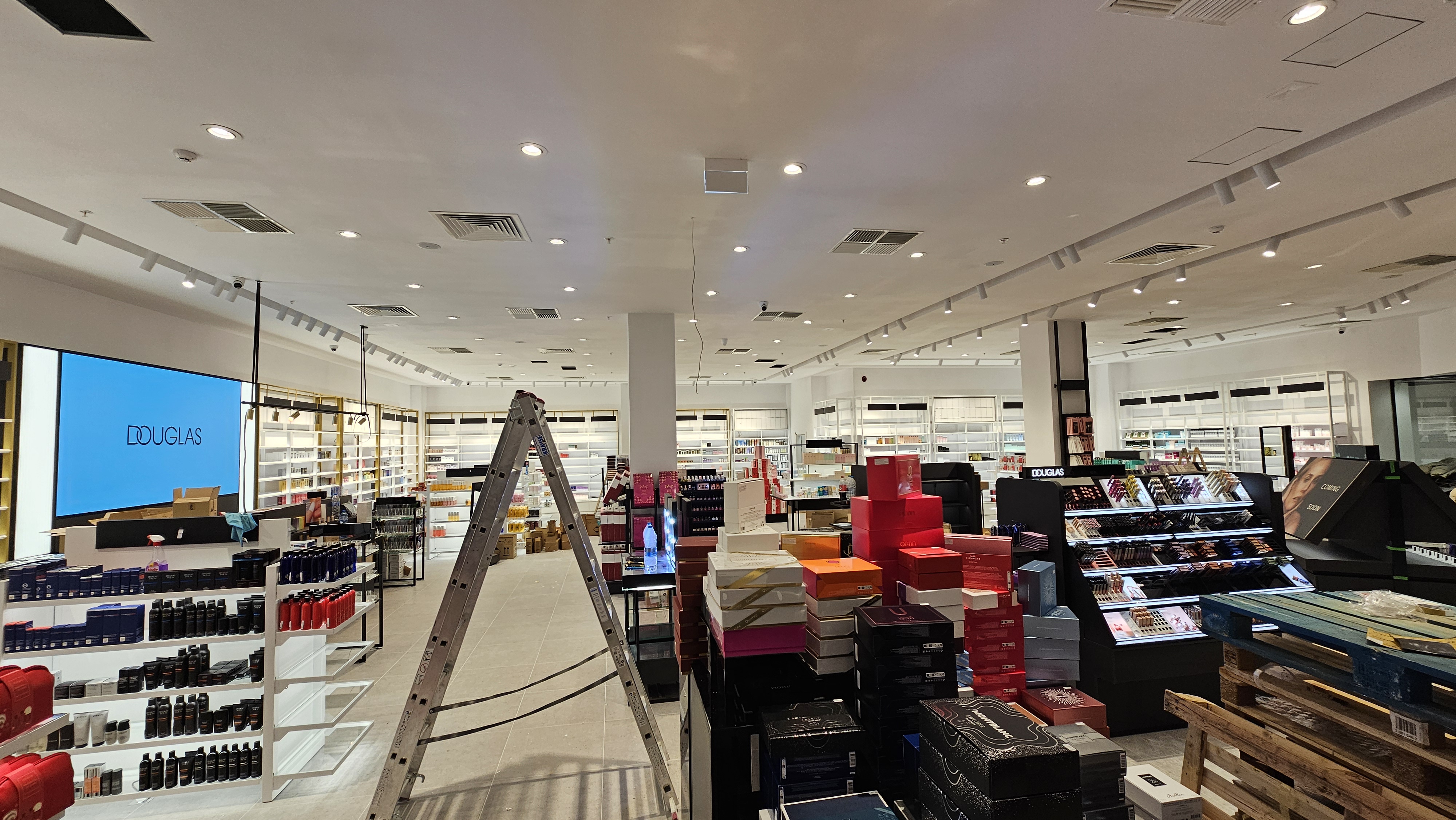 Douglas Sky City - Снимка 1